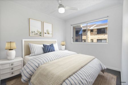 TWO BEDROOM, TWO BATHROOM, TWO CAR ACCOM WITH POOL - WALK TO BEACH - Photo 2