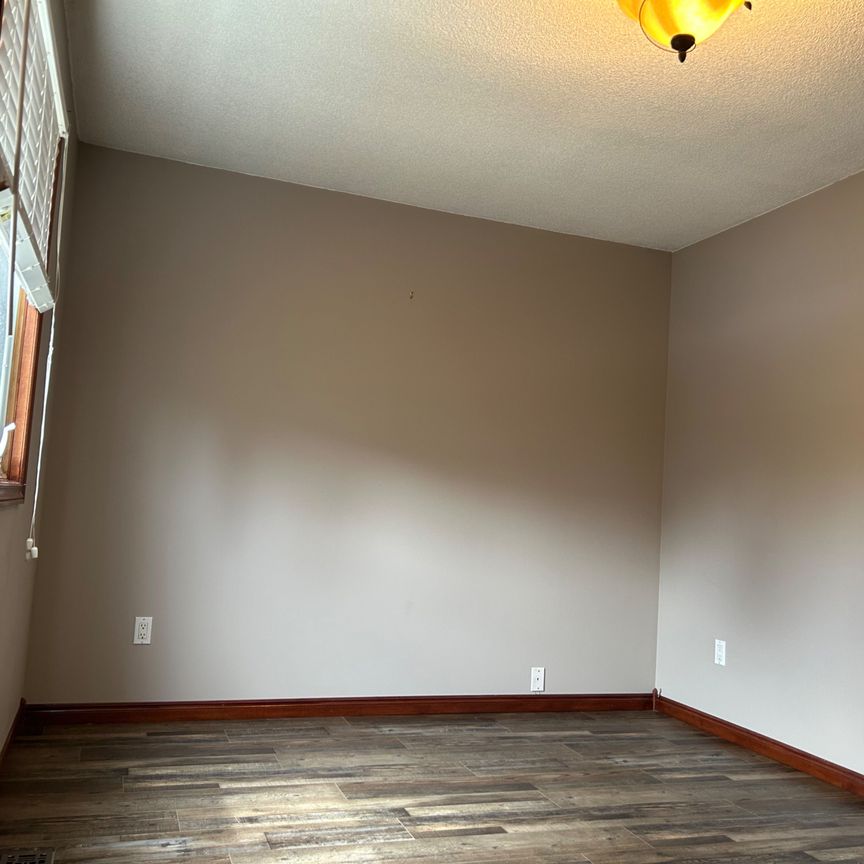 For Lease - 306 Mckellar Street, Strathroy-Caradoc, Ontario - Photo 1