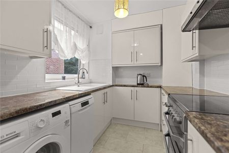 A well presented two bedroom upper-floor apartment with private balcony in the heart of Ascot - Photo 4