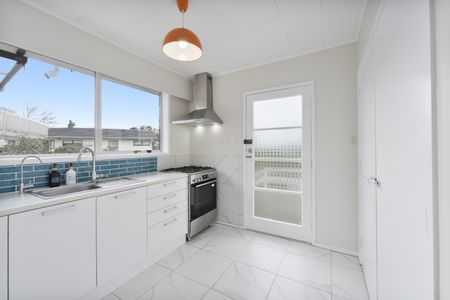 West Is Best – Cozy 2-Bedroom Standalone Home with Spacious Living - Photo 4