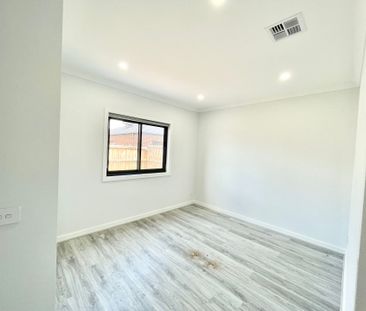 Modern Family Living in Thornhill Park Estate! - Photo 1