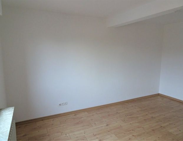 Gar nicht so schräg: Dachgeschoss – 3 1/2 Zimmer – renovierter Altbau – Garage – Zentrumslage! - Foto 1