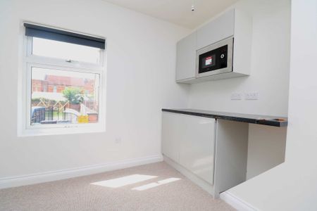 Price £845 pcm - Available Now - Part Furnished - Photo 3