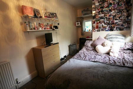 5 Bed - 2 Headingley Crescent, Headingley, Leeds - LS6 3EH - Student - Photo 3