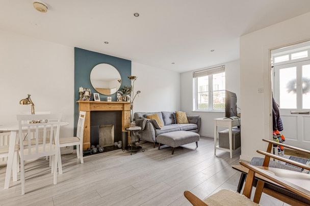 2 bedroom mews to rent - Photo 1