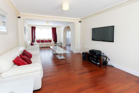 4 bedroom detached house to rent - Photo 2