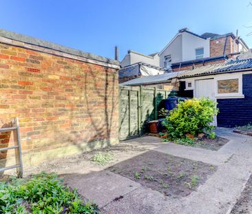 2 bedroom mid terraced house to rent - Photo 4