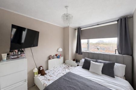 2 bedroom Flat To Let - Photo 3