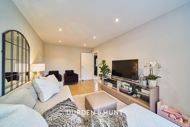 Park View, Chigwell - Photo 1