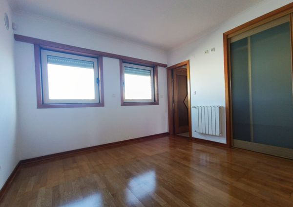 Apartamento T3 com Terraço Privativo para Arrendamento em Nova Queijas