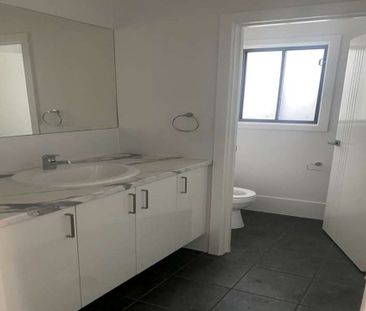 Lovely 3 Bedroom Family Home - Photo 6