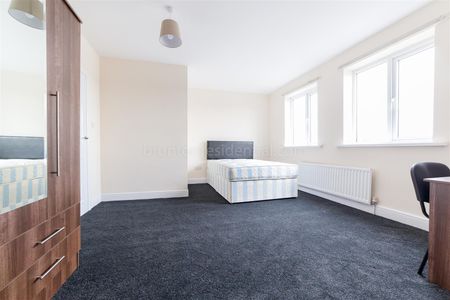 4 bed flat to rent in Coast Road, Heaton, NE7 - Photo 3