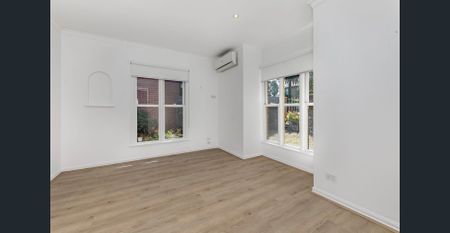 Oversized 3 bedroom home - gardening maintenance included - Photo 2