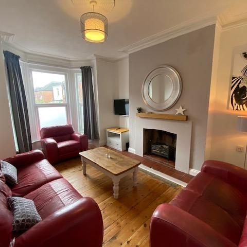 4 bedroom end of terrace house to rent - Photo 1