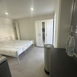 1 bedroom bedsit to rent - Photo 2