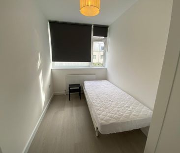 1 bedroom in a flat share to rent - Photo 2