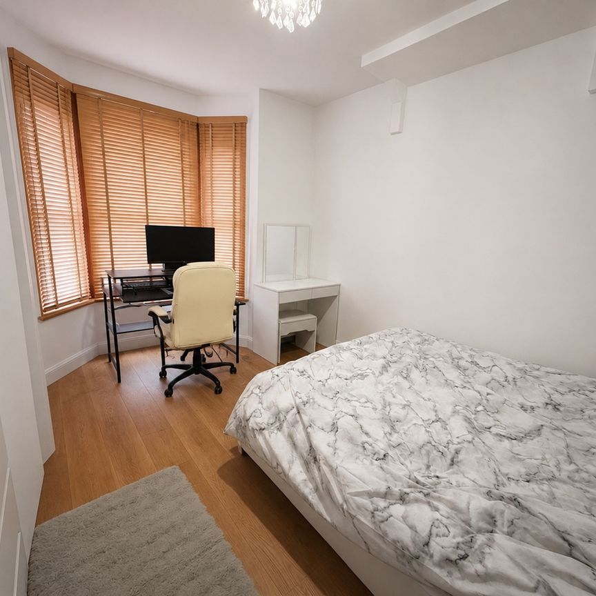 2 Bed Flat, Albert Square, E15 - Photo 1