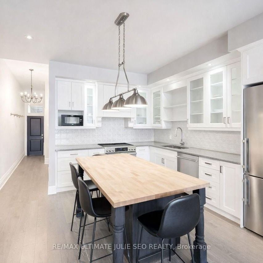 654 Queen Street West apartment — Toronto, ON (2-Bedroom) - 2 Bedroom - Photo 1