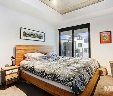 Bright and spacious living - Photo 2