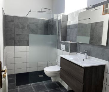 T2 sur 2 niveaux comprenant séjour avec cuisine ouverte équipée, ra... - Photo 3