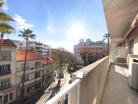 A LOUER 2 PIECES AVEC TERRASSE AU VIEUX CANNET - Photo 2