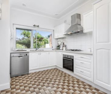 Charming and inspiring family opportunity - Photo 6