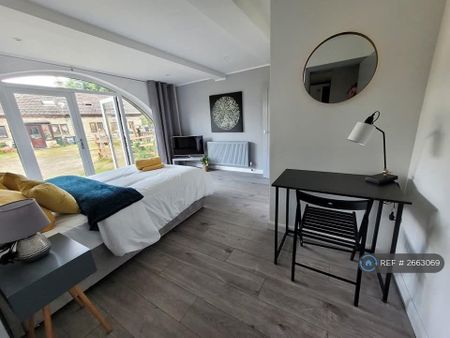 1 bedroom in a house share to rent - Photo 3