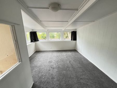 4BR Ranui Retreat - Aircon, new toilet, new carpet - Photo 2