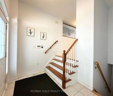 Detached Home For Lease | W9053645 - Photo 3
