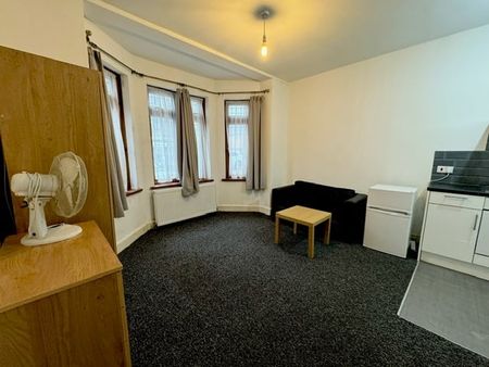 Studio Flat, Green Lane, IG3 - Photo 5