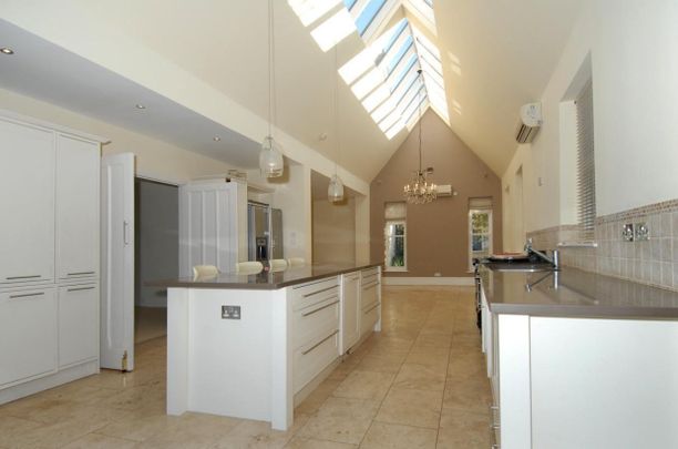 5 bedroom detached house to rent - Photo 1