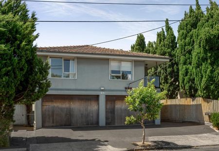 Prime Location! - Photo 2