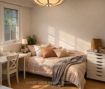 7 Sussex Avenue #main floor - Photo 2