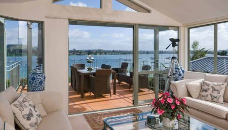 Large family home with pool in waterfront position - Photo 5