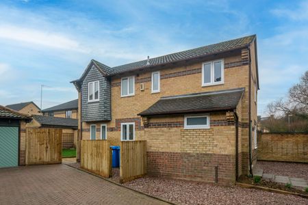 High quality house share - with separate WFH Office - in the Leisure Village, close to town centre and train station - Photo 4
