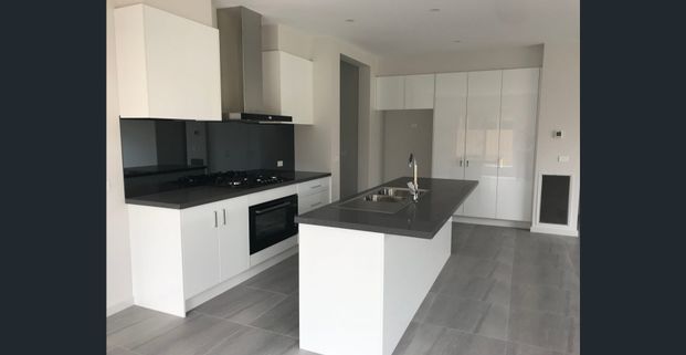 3 BEDROOM TOWNHOUSE - Photo 1