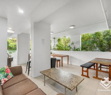 Modern -Bedroom, bath Apartment with City & Suncorp Stadium Views i... - Photo 1