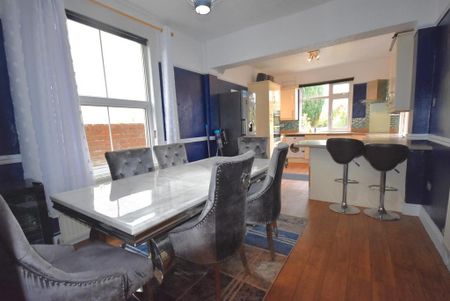 4 bedroom semi-detached house to rent - Photo 4