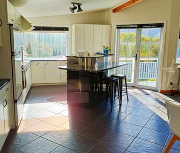 Sunny and Spacious 3/4-Bedroom, 2-Bathroom Home fo - Photo 6