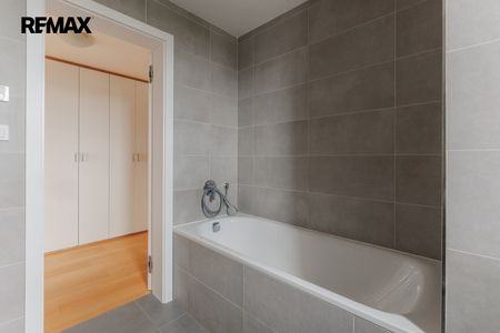 Pronájem bytu 1+kk v osobním vlastnictví 35 m², Praha 9 - Hrdlořezy - Photo 3