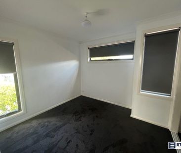 Beautiful 2 Bedroom Townhouse in Prime Footscray Location - Photo 3