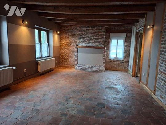 Au centre du village, une maison de campagne rénovée de type longère comprenant : Une cuisine ... - Photo 1