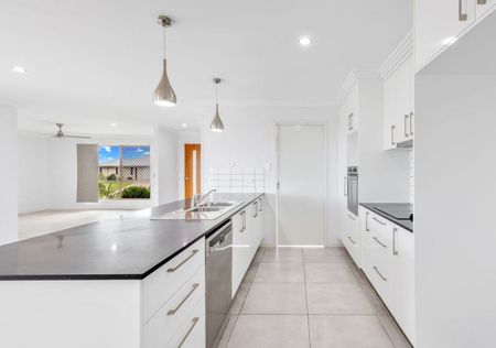 Modern Family Home in a Quiet Court Location - Photo 4