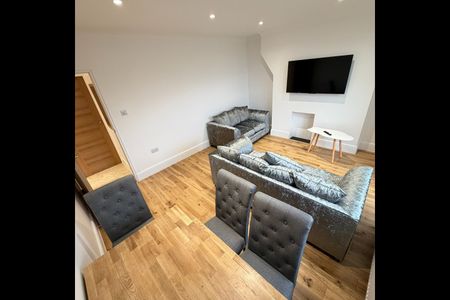 3 Bed Flat, Darlington House, SW8 - Photo 2