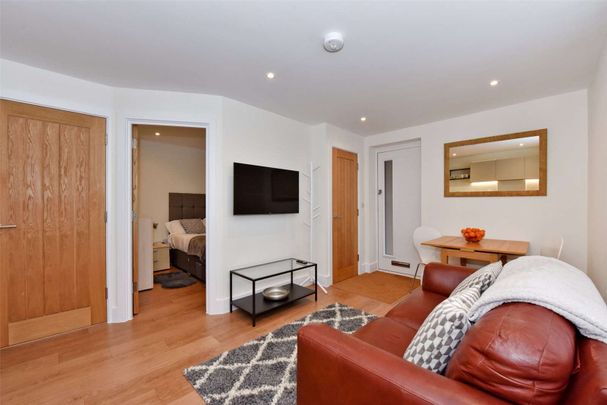 SHORT TERM - A one bedroom apartment, fully furnished with all bills included and offered for short term lets - Photo 1