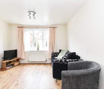 4 bedroom detached house to rent - Photo 2