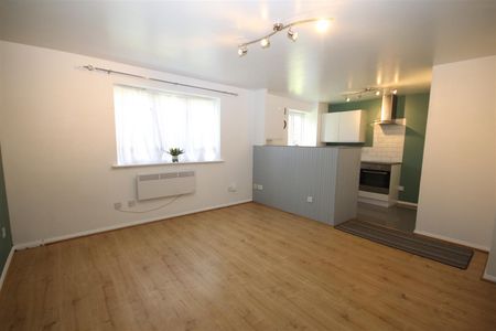 2 bedroom Flat to let - Photo 5