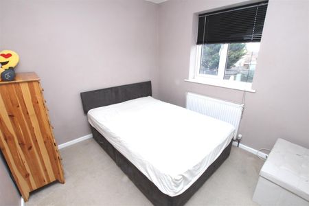 2 bedroom Maisonette to let - Photo 4