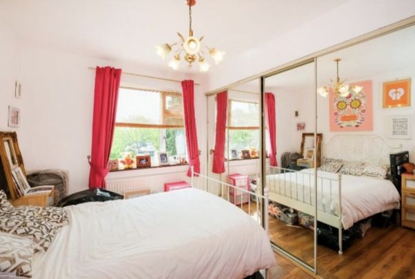 3 Bed Detached House, London, IG2 - Photo 1
