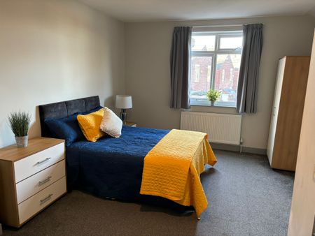 Large, Ensuite Room with Kitchenette- Room 4, Balby Road, DN4 - Photo 3